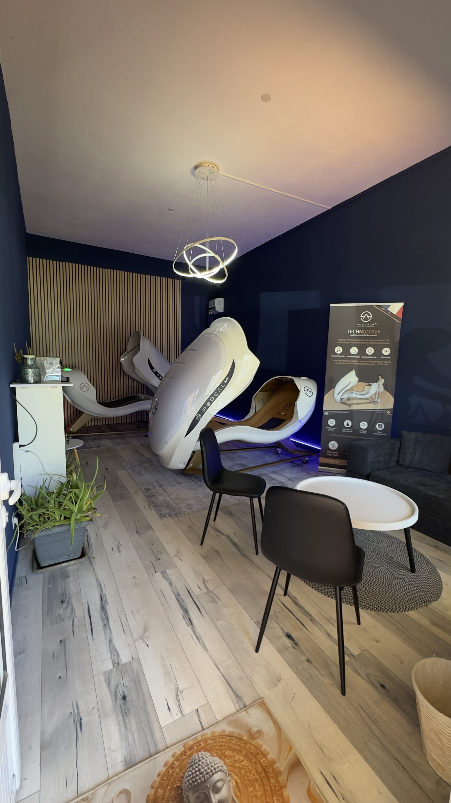 Le salon d'accueil SENSE, avec ses deux capsules